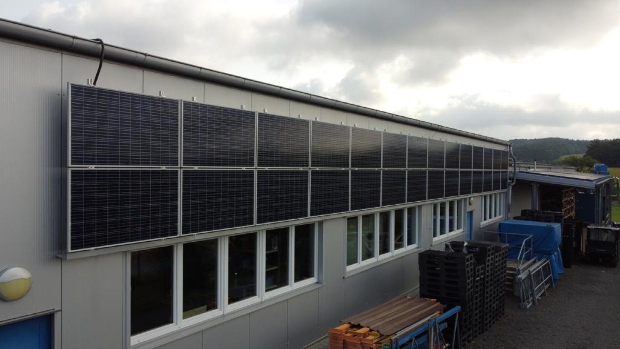 Fotovoltaické panely na fasádě haly